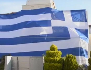 Αργολίδα: Έντυσε όλο το σπίτι με μια τεράστια ελληνική σημαία για την 25η Μαρτίου (βίντεο)